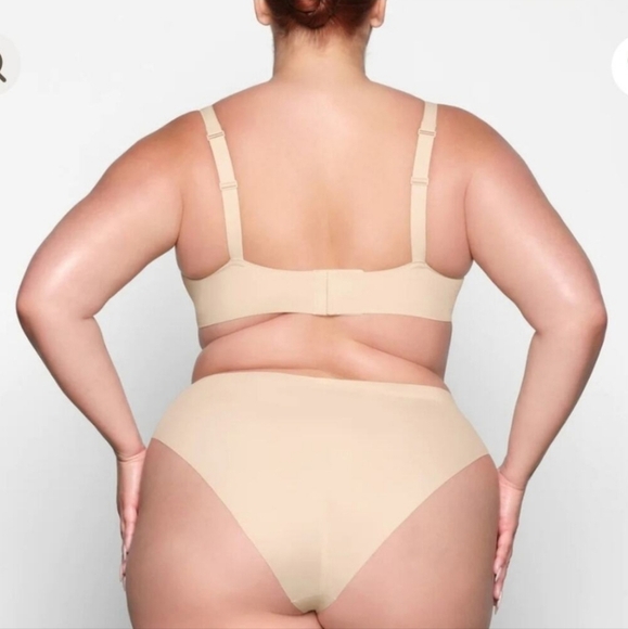 SKIMS NAKED PLUNGE Wireless Bra Bralette Sand Medium NWT - Picture 3 of 6